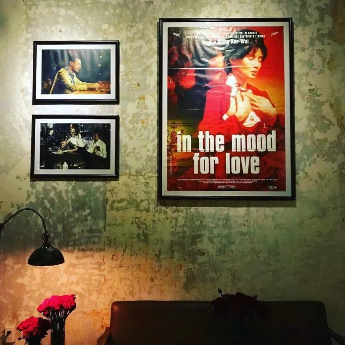 Những khung hình từ phim In the Mood for Love được treo tại quán. (Ảnh: Internet)