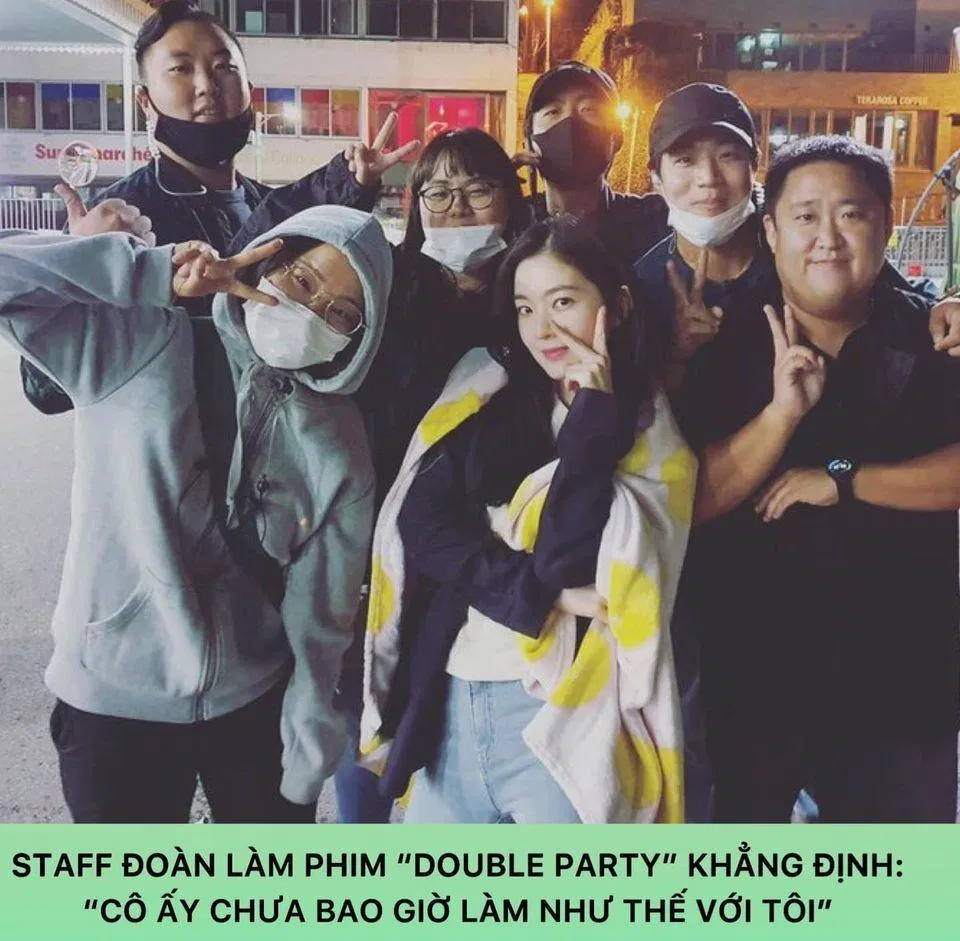 Irene và nhân viên đoàn phim Double Party (Ảnh: Internet)