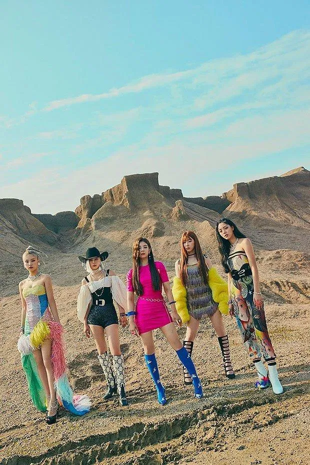 Outfit cowboy nhiều màu sắc rực rỡ của ITZY (ảnh: internet) Outfit cowboy nhiều màu sắc rực rỡ của ITZY (ảnh: internet)