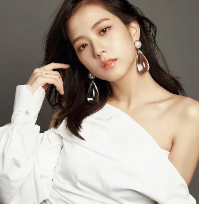 Jisoo chú trọng việc dưỡng da hơn là trang điểm để da khỏe đẹp, mịn màng. (Ảnh: Internet) Jisoo chú trọng việc dưỡng da hơn là trang điểm để da khỏe đẹp, mịn màng. (Ảnh: Internet)