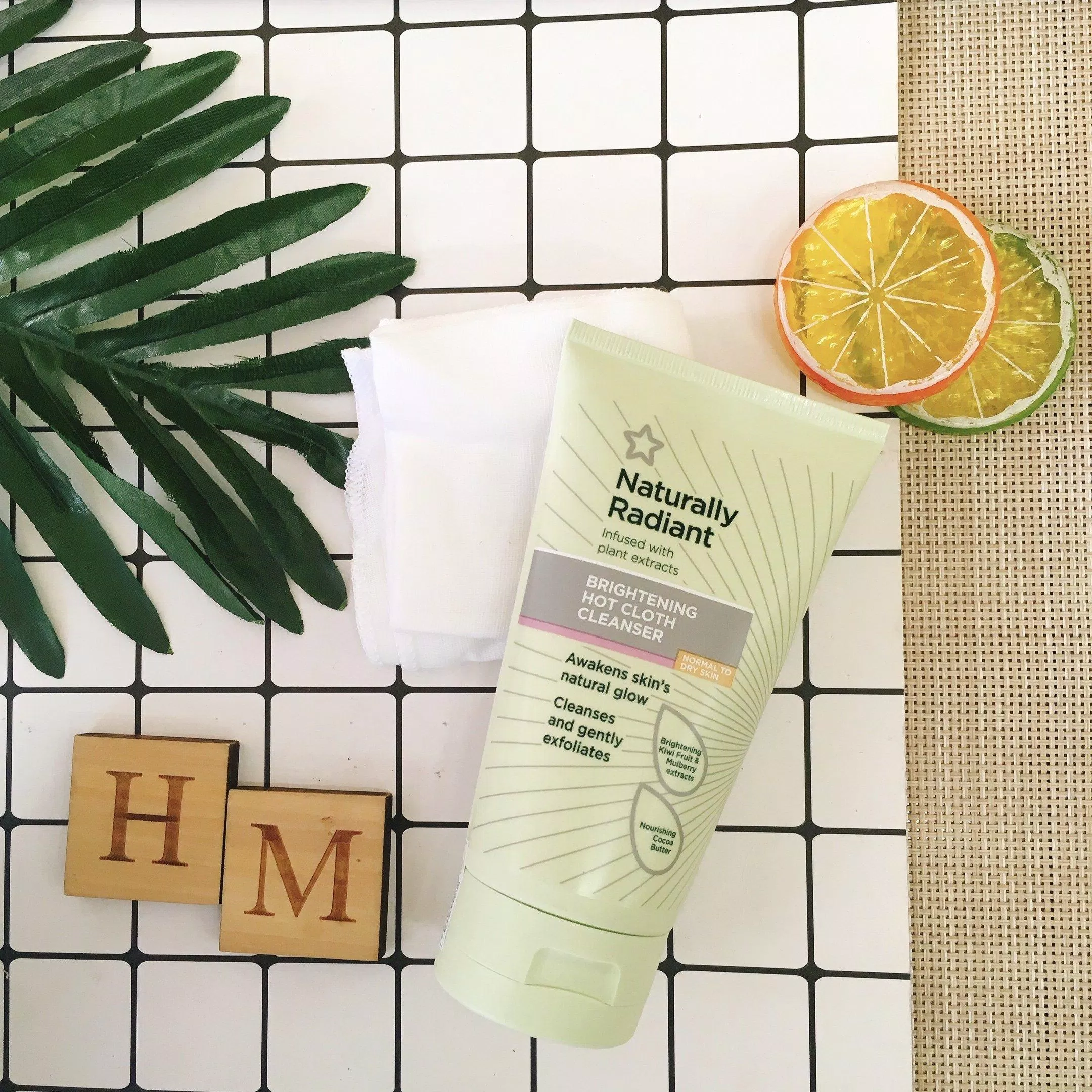 Tẩy trang khăn nóng Superdrug Naturally Radiant Hot Cloth Cleanser (ảnh: internet)