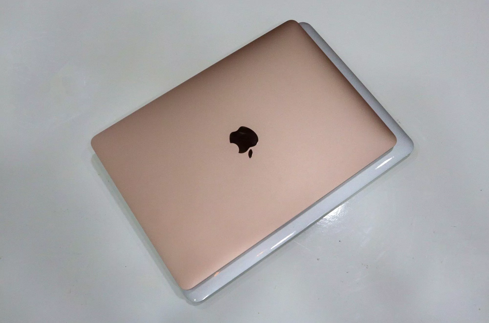 Cùng kích thước màn hình 13,3 inhces nhưng Macbook Air 2018 nhỏ gọn hơn khá nhiều. (Nguồn: Internet)