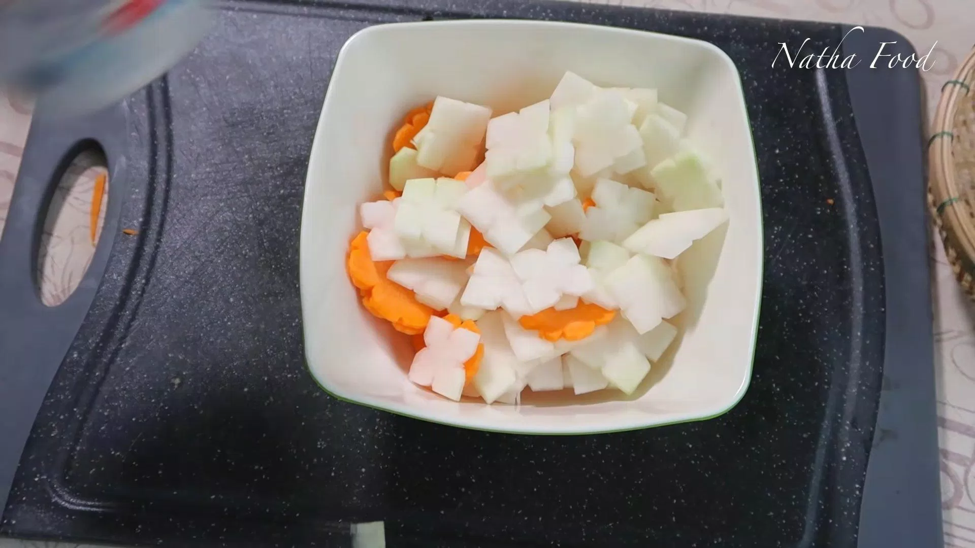 Làm đồ chua bằng su hào, cà rốt để ăn kèm (Nguồn: Natha Food)