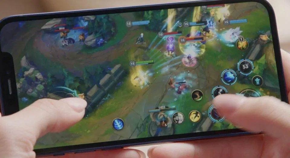 iPhone 12 Pro Max cho trải nghiệm mượt mà với tựa game Liên Minh Huyền Thoại: Tốc Chiến. (Nguồn: Internet)
