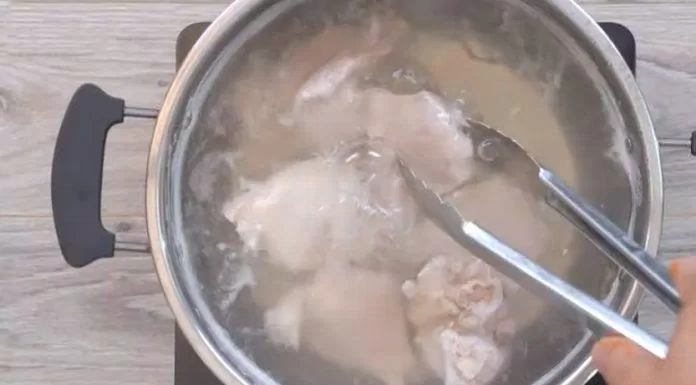 Thịt sau khi luộc chín thì vớt ra và xé nhuyễn (Nguồn: Internet)