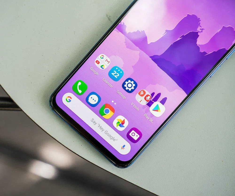 Màn hình AMOLED trên Vsmart Live cho màu sắc rực rỡ, có chiều sâu và tiết kiệm pin (Nguồn: Internet).