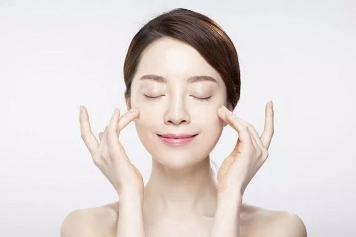 Massage là bước cần thiết giúp đẩy nhanh tốc độ thẩm thấu của dưỡng chất (Ảnh: Internet) Massage là bước cần thiết giúp đẩy nhanh tốc độ thẩm thấu của dưỡng chất (Ảnh: Internet)