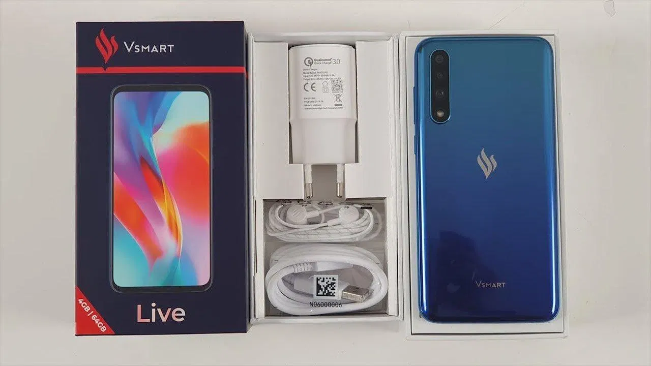 Bên trong hộp Vsmart Live đầy đủ các loại phụ kiện (Nguồn: Internet).