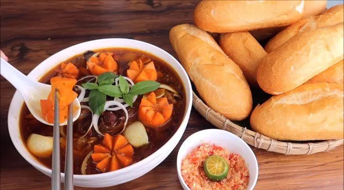 Bò kho vừa có màu vàng nâu hấp dẫn lại có vị ngọt mềm và đậm đà (Nguồn: Món Ăn Ngon)