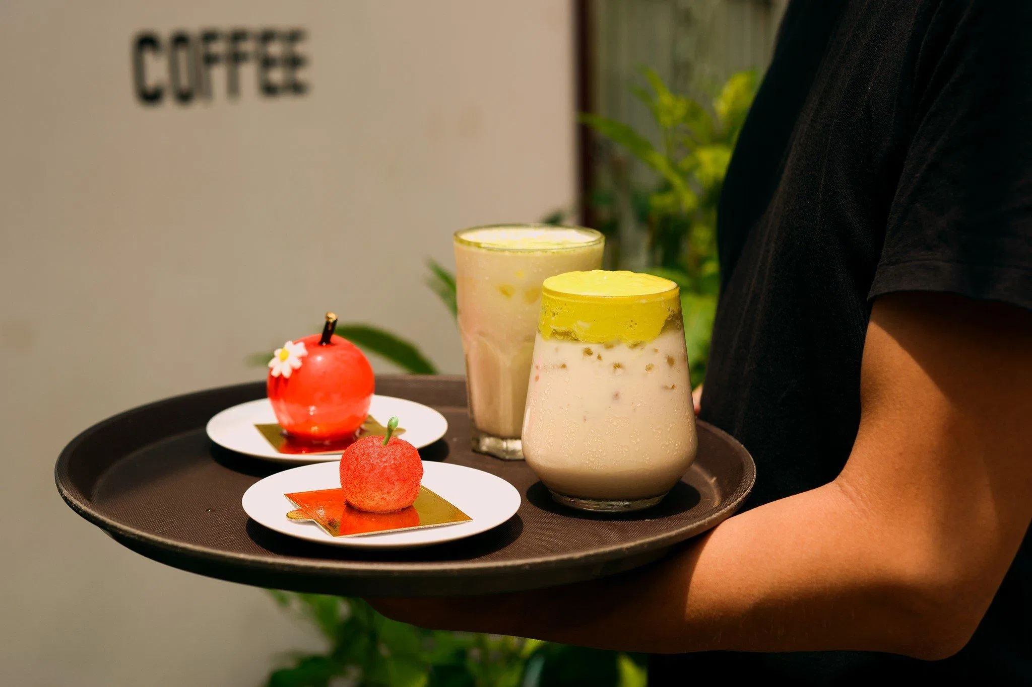 Nước và bánh ngọt tại đây rất hấp dẫn và đẹp mắt (Nguồn: Facebook Nhà Của Nắng)