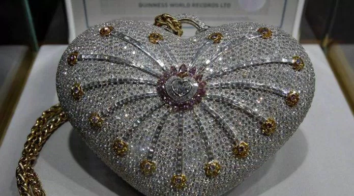 Mouawad 1001 Nights Diamond Purse - 3.8 triệu USD khoảng 87 tỷ VND (Nguồn : Internet).