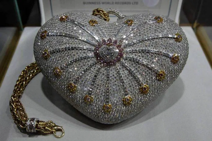 Mouawad 1001 Nights Diamond Purse - 3.8 triệu USD khoảng 87 tỷ VND (Nguồn : Internet).