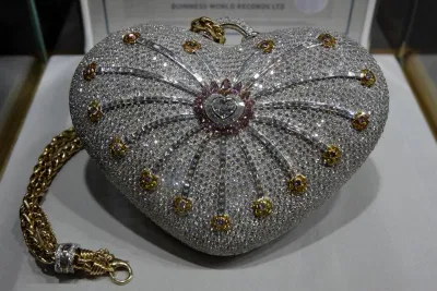 Mouawad 1001 Nights Diamond Purse - 3.8 triệu USD khoảng 87 tỷ VND (Nguồn : Internet). Mouawad 1001 Nights Diamond Purse - 3.8 triệu USD khoảng 87 tỷ VND (Nguồn : Internet).