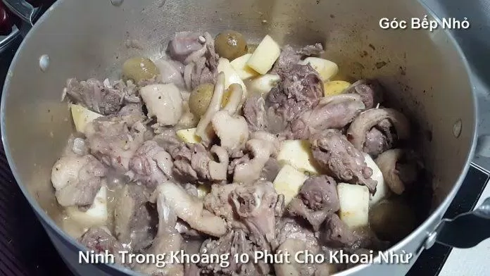 Cho sấu cùng gia vị vào đảo đều rồi ninh khoảng 10 phút cho khoai mềm (Nguồn: Góc Bếp Nhỏ)