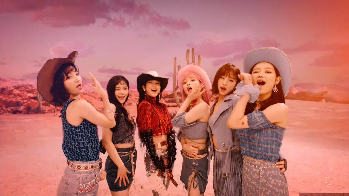 Oh My Girl và concept “miền Tây hoang dã” trong MV “Nonstop” (ảnh: internet) Oh My Girl và concept “miền Tây hoang dã” trong MV “Nonstop” (ảnh: internet)