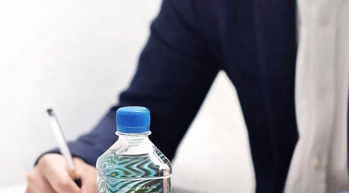 Nhiều người trong chúng ta có thói quen mang theo nước uống mọi lúc mọi nơi (Ảnh: Internet). Nhiều người trong chúng ta có thói quen mang theo nước uống mọi lúc mọi nơi (Ảnh: Internet).
