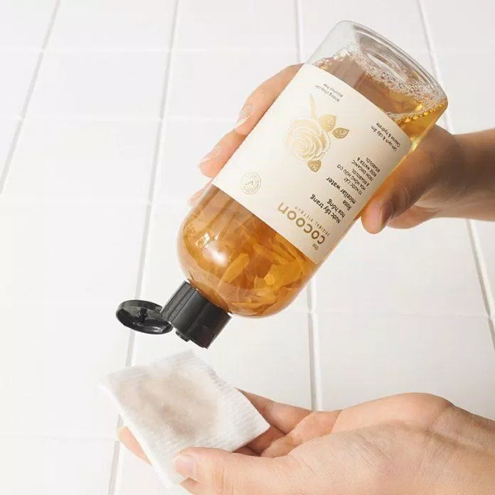 Làm sạch da bằng nước tẩy trang hoa hồng Cocoon Rose Micellar Water 300ml (ảnh: internet)