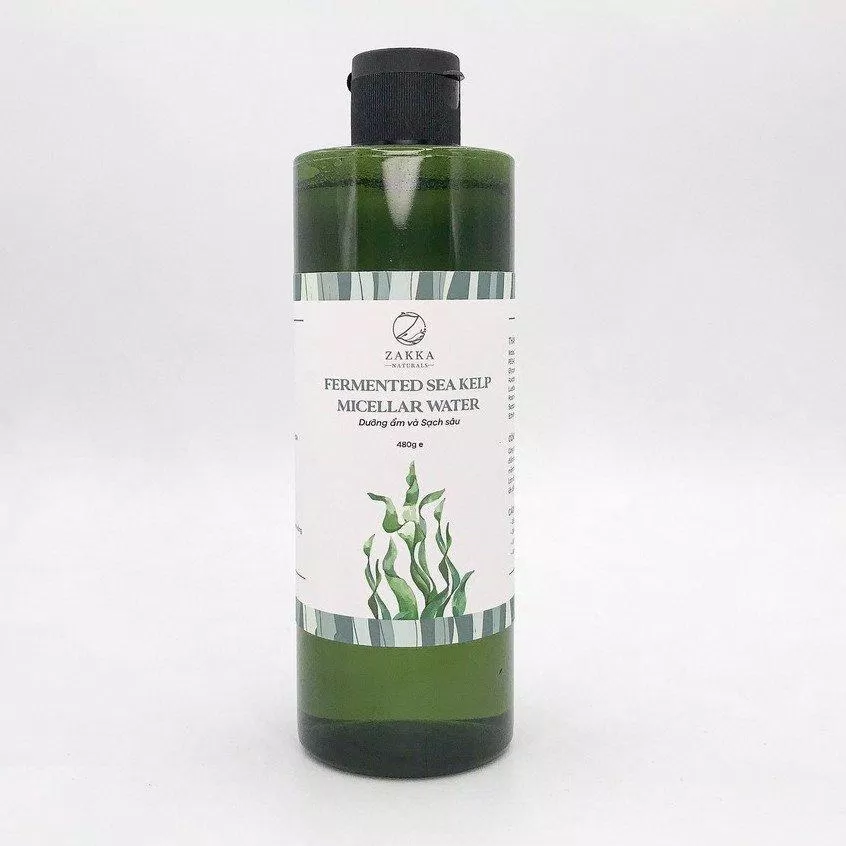 Nước tẩy trang tảo biển Zakka Naturals có thiết kế đơn giản và "tươi xanh" hướng về thiên nhiên (nguồn: Internet).