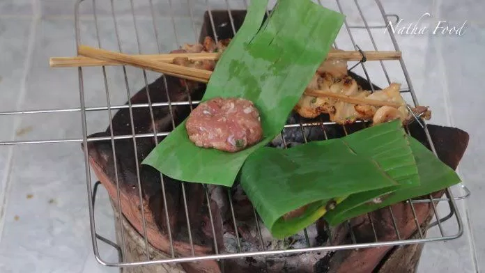 Nướng thịt và chả viên trên bếp than (Nguồn: Natha Food)