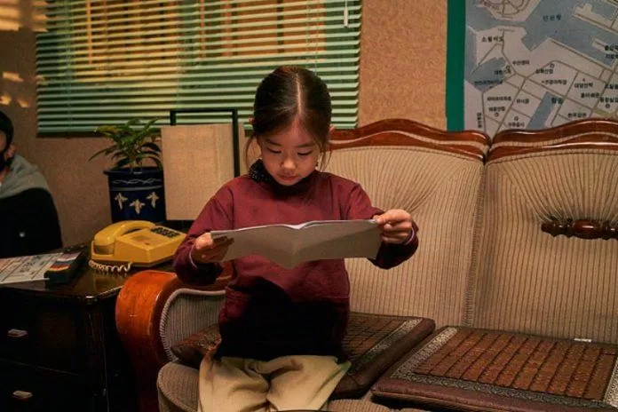 Diễn viên nhí Park So Yi chăm chỉ đọc lại kịch bản trước khi quay (Nguồn: Internet).