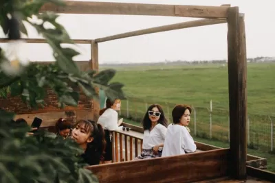 Mách nhỏ 5 quán cà phê có view xinh - nước ổn áp tại Sài Gòn 5 quán cà phê có view xinh cà phê cà phê ngắm máy bay cà phê sân thượng Đà Lạt Đà Lạt thu nhỏ Hạ An Corner Madchen Cafe mùa hè nhà của nắng Phen s Coffee quán cà phê quán cà phê có view xinh quán cà phê ngon Quán cà phê tại Sài Gòn Sài Gòn thông tin thư giãn Wildest Dreams Coffee