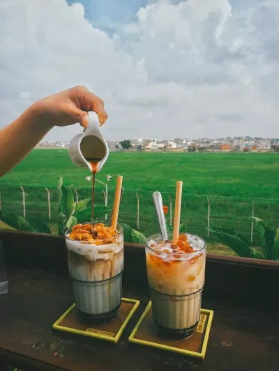 Mách nhỏ 5 quán cà phê có view xinh - nước ổn áp tại Sài Gòn 5 quán cà phê có view xinh cà phê cà phê ngắm máy bay cà phê sân thượng Đà Lạt Đà Lạt thu nhỏ Hạ An Corner Madchen Cafe mùa hè nhà của nắng Phen s Coffee quán cà phê quán cà phê có view xinh quán cà phê ngon Quán cà phê tại Sài Gòn Sài Gòn thông tin thư giãn Wildest Dreams Coffee