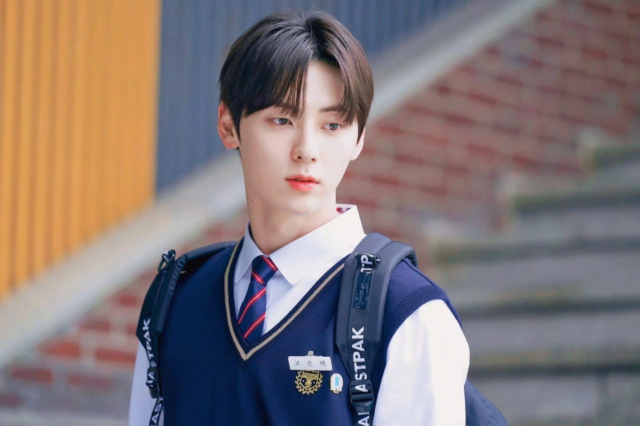 Ngoại hình điển trai của Hwang Minhyun trong bộ đồng phục học sinh đã nhanh chóng leo top từ khóa tìm kiếm hot trên Naver. (Nguồn: Internet)