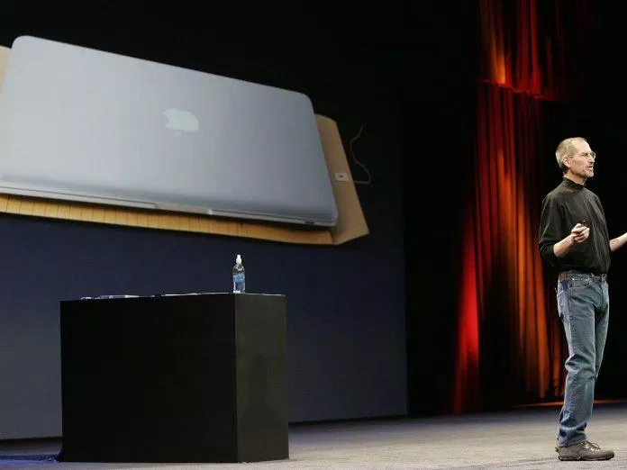 Hình ảnh Steve Jobs rút chiếc Macbook Air từ trong phong bì đã trở thành biểu tượng. (Nguồn: Internet)