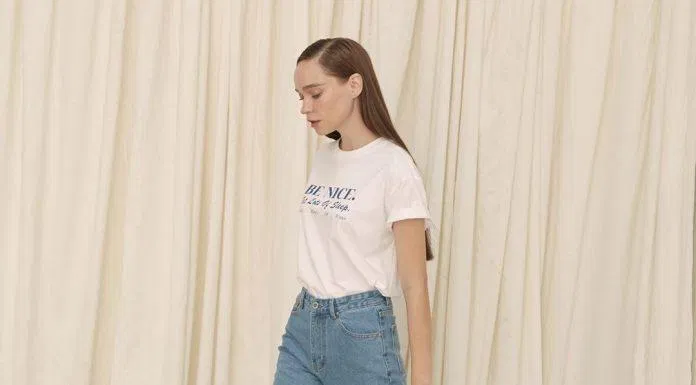 Bạn có thể thử mix áo t-shirt cùng form quần như baggy hay mom jeans (Nguồn: Internet)