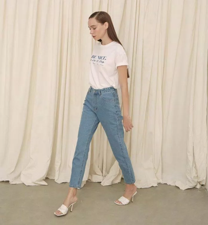 Bạn có thể thử phối áo phông với quần form rộng như baggy hay mom jeans (Nguồn: Internet)