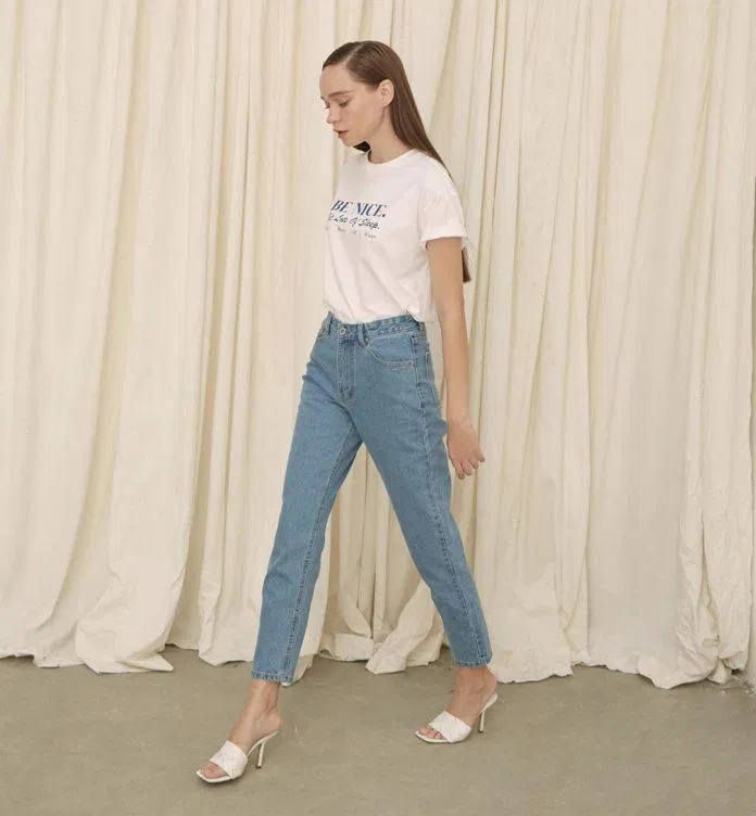Bạn có thể thử mix áo t-shirt cùng form quần như baggy hay mom jeans (Nguồn: Internet)