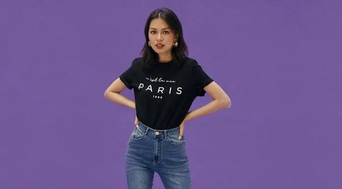 Mẫu quần jeans ống loe sẽ khiến chân bạn dài hơn mix cùng áo thun đen basic sẽ là một combo tuyệt vời (Nguồn: Internet)