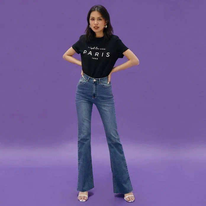 Mẫu quần jeans ống loe sẽ khiến chân bạn dài hơn mix cùng áo thun đen basic sẽ là một combo tuyệt vời (Nguồn: Internet)