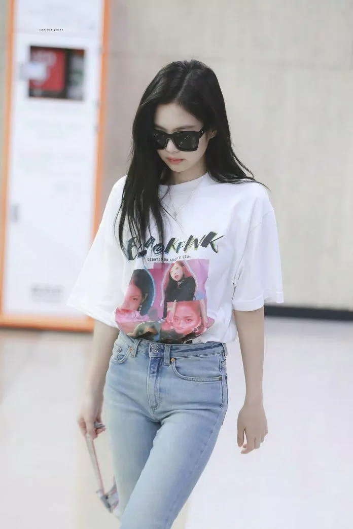 Quần skinny và áo phông oversized là những trang phục thực sự đơn giản nhưng không kém phần trendy (Nguồn: Internet)