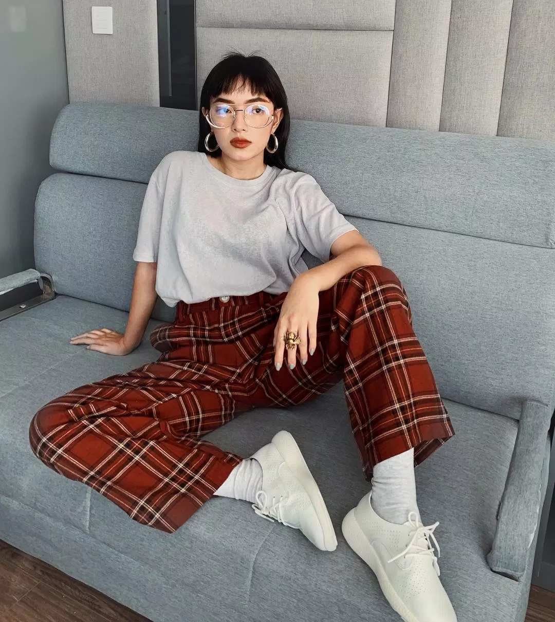 Một chiếc áo thun trơn đơn giản được Châu Bùi mix cùng quần ống rộng caro vô cùng bắt mắt (Nguồn: Internet)