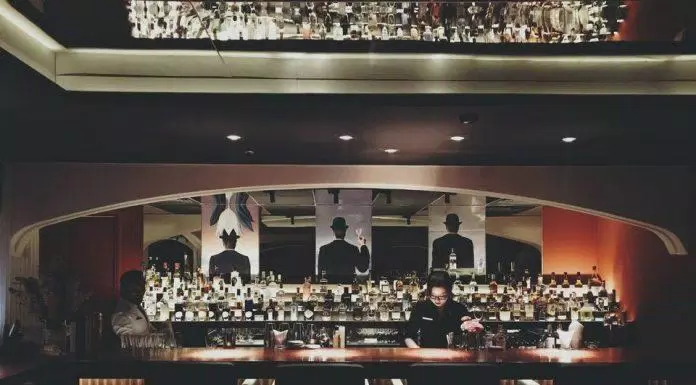 Hé lộ 5 quán bar yên tĩnh giữa trung tâm Sài Gòn Không gian tại Sake Central được thiết kế bởi nội thất cực tối giản và chỉnh chu. Toàn bộ không gian tại đây tập trung vào bàn ăn lớn 18 chỗ ở gian chính. (Ảnh: Internet)