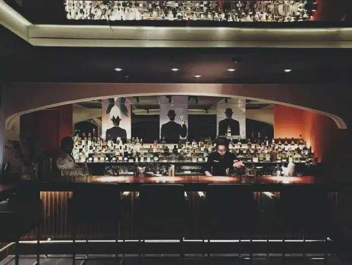 Hé lộ 5 quán bar yên tĩnh giữa trung tâm Sài Gòn Bàn ăn nhỏ 6 chỗ khu vực gần ban công với khung cảnh hướng tầm nhìn ra khách sạn Sheraton. (Ảnh: Internet)