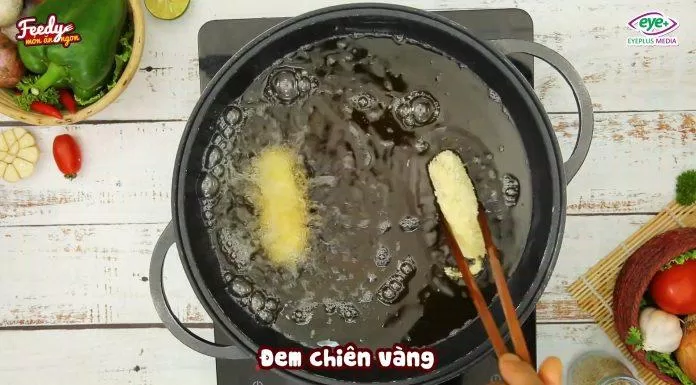 Lăn nem chua qua bột chiên giòn, bột chiên xù rồi đem chiên vàng đều các mặt (Nguồn: Feedy Món Ăn Ngon)