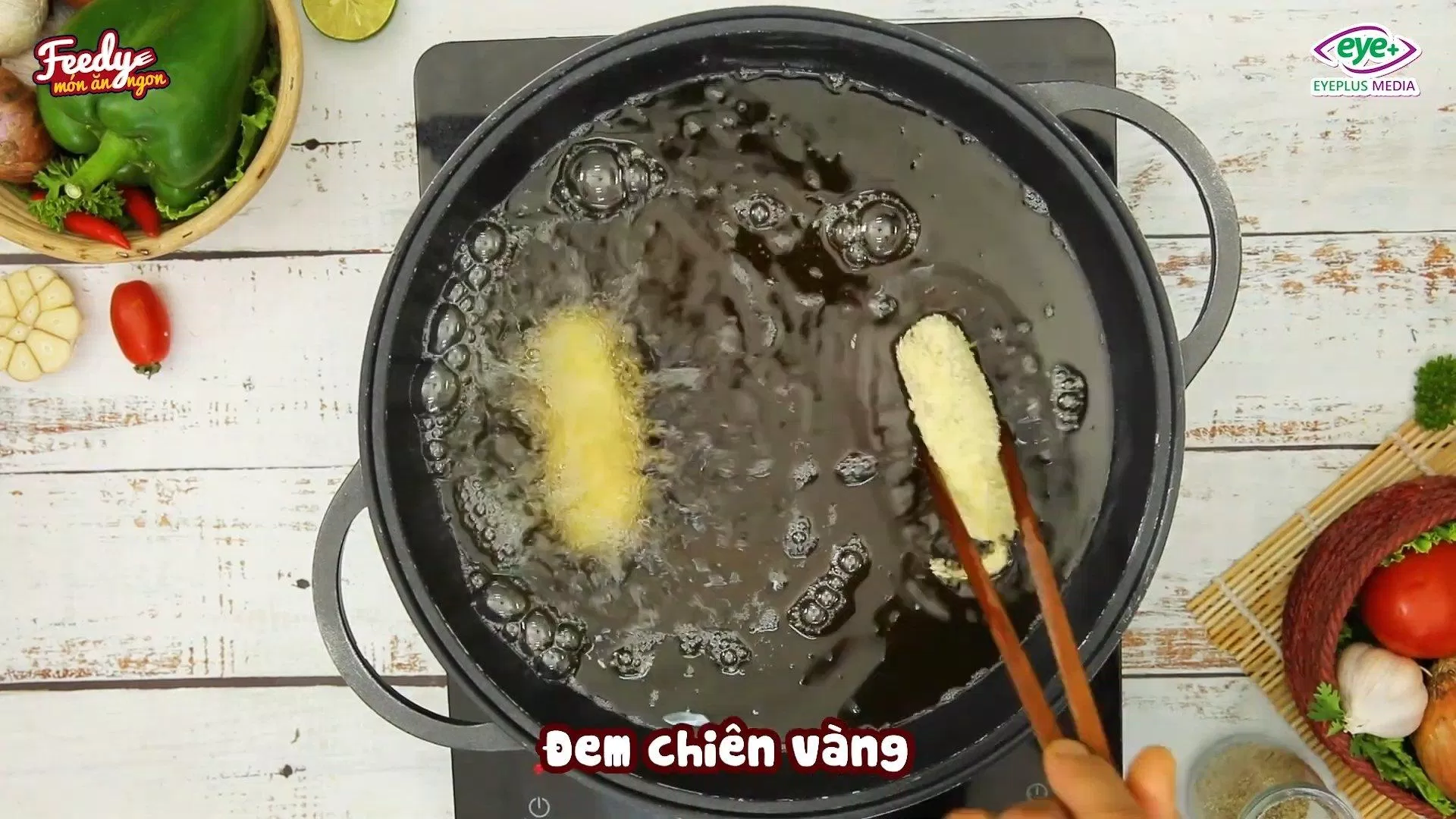 Lăn nem chua qua bột chiên giòn, bột chiên xù rồi đem chiên vàng đều các mặt (Nguồn: Feedy Món Ăn Ngon)