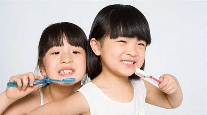 Trẻ em dưới 6 tuổi nên có sự hướng dẫn và giám sát của phụ huynh. (Ảnh: Internet)