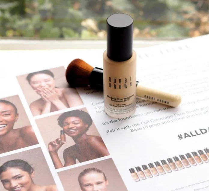 Kem nền Bobbi Brown Skin Longwear Weightless Foundation có khả năng che phủ lên đến 80% và có độ bám khá bền lâu (Nguồn: Internet).