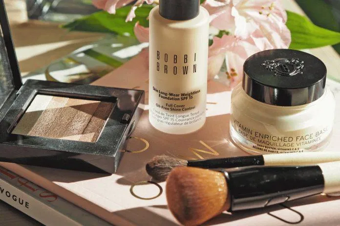 Tán Kem nền Bobbi Brown Skin Longwear Weightless Foundation bằng beauty blender hoặc chổi foundation để có được lơp nền ưng ý bạn nhé (Nguồn: Internet).