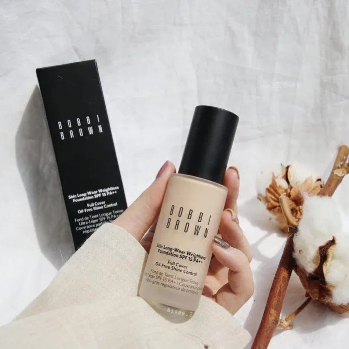 Kem nền Bobbi Brown Skin Longwear Weightless Foundation được đựng trong một lọ thủy tinh mờ cầm khá chắc tay (Nguồn: Internet).