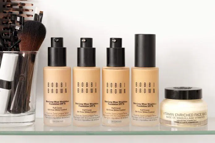 Công dụng chính của Kem nền Bobbi Brown Skin Longwear Weightless Foundation là che phủ khuyết điểm và kiềm dầu đỉnh cao với khả năng bám dính trên mặt lên tới 16h đồng hồ (Nguồn: Internet).