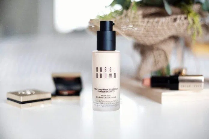 Kem nền Bobbi Brown Skin Longwear Weightless Foundation có kết cấu mỏng nhẹ nên khá dễ tán (Nguồn: Internet).