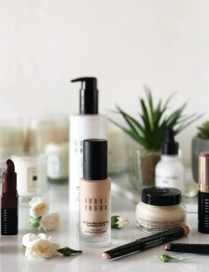 Kem nền Bobbi Brown Skin Longwear Weightless Foundation chứa nhiều thành phần dưỡng da và chống nắng thân thiện với làn da (Nguồn: Internet).