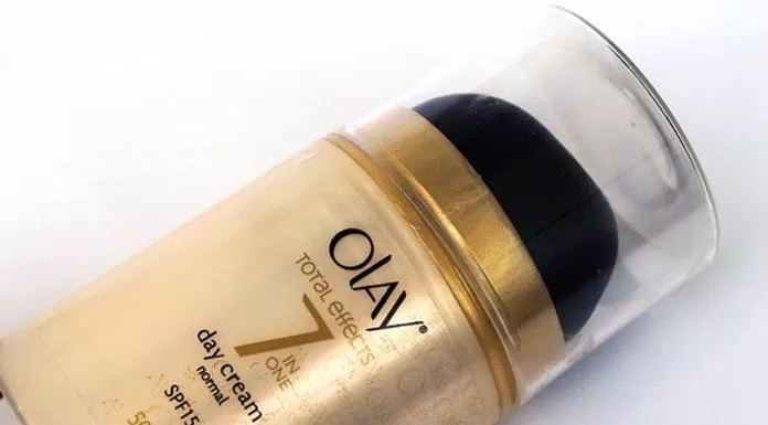 Kem dưỡng chống lão hóa ban ngày Olay Total Effect 7 in 1 được thiết kế dưới dạng hình trụ cùng vòi bơm tiện lợi (Nguồn: Makeup and Beauty Treasure).
