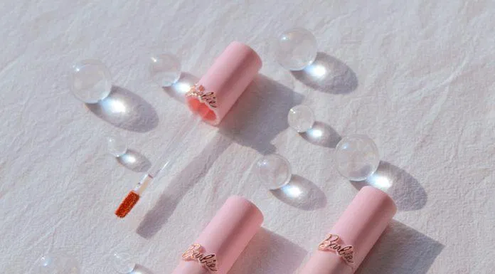 Son kem lì Eglips Barbie Misty Velvet Tint có khả năng bám lại ở trên môi từ 4-5h (Nguồn: Internet).