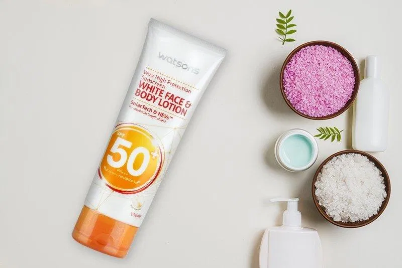 Sữa dưỡng chống nắng tối đa cho da mặt và toàn thân Watsons Very High Protection Sunscreen White Face and Body Lotion (Nguồn: Watsons)