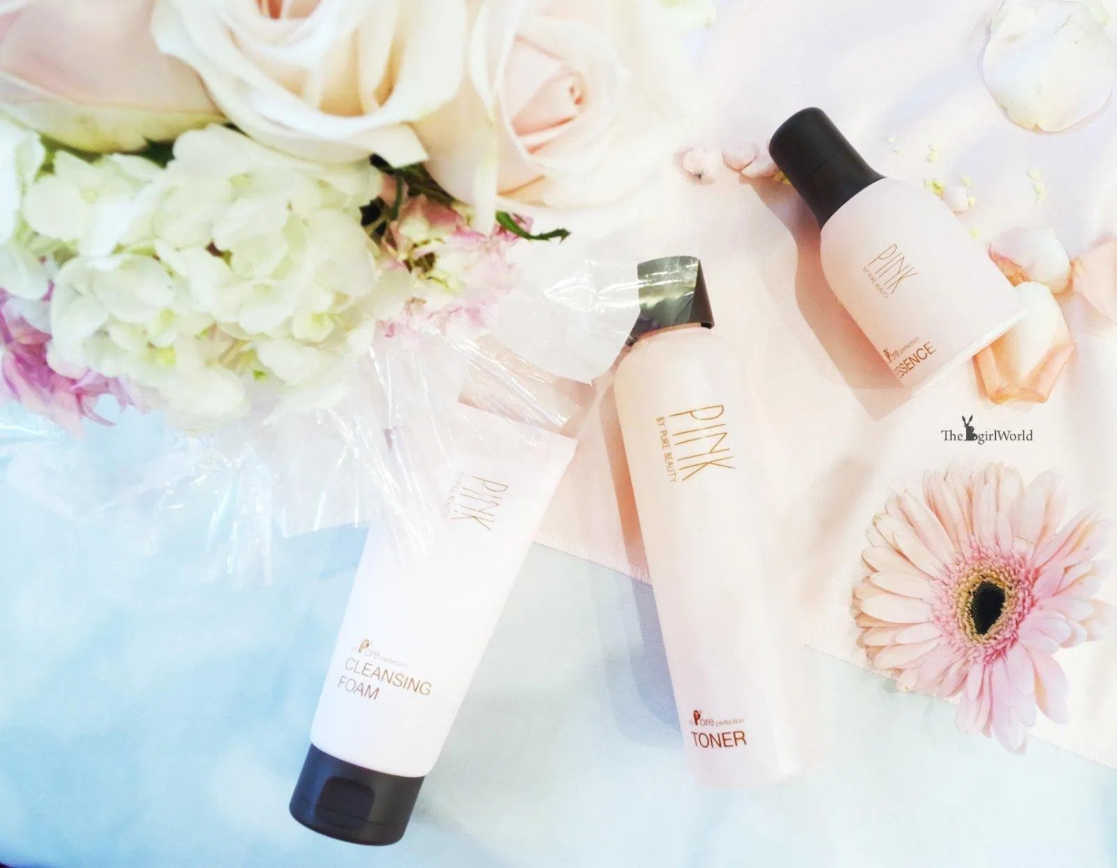 Sửa Rửa Mặt Tạo Bọt Se Khít Chân Lông Pink By Pure Beauty Cleansing Foam giúp giải quyết vấn đề liên quan đến lỗ chân lông, sắc tố da và chảy xệ (Nguồn: TheGirlWorld).